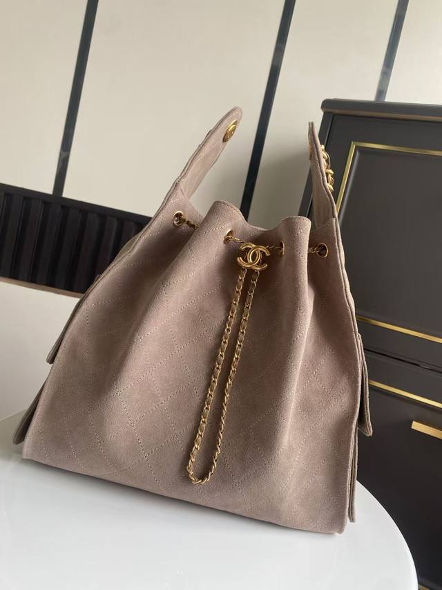 现货～大号 25C早春系列包包 的颜值又上了一个高度。 今天这款多口袋Hobo是这一季的风标，秀场推出后营销 的异常火热。多口袋的设计简直将随性慵懒感拉满，灰色