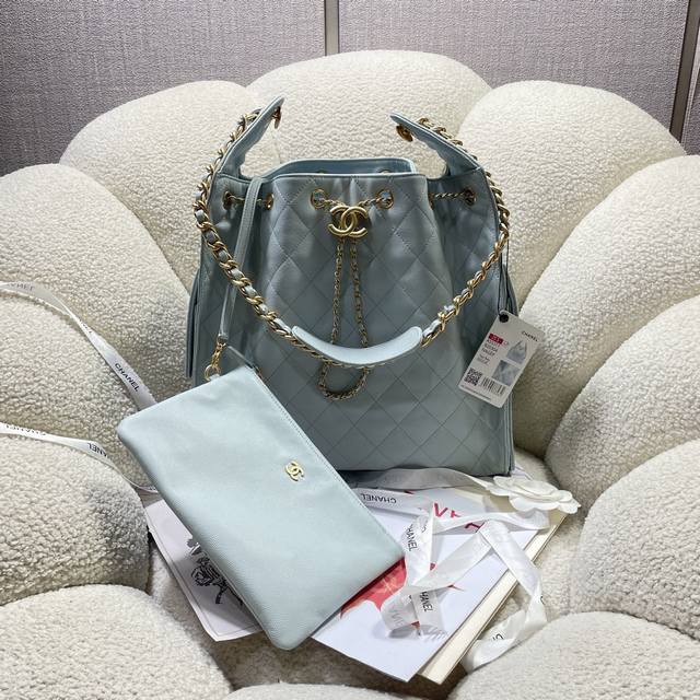 早春走秀系列 尺寸：40*30*15 大号 25C 早春秀款来了 想不到24年夏天才刚开始 25年的款就迫不及待要来了 这个购物袋别叫特别的是采用磨砂皮材质 单