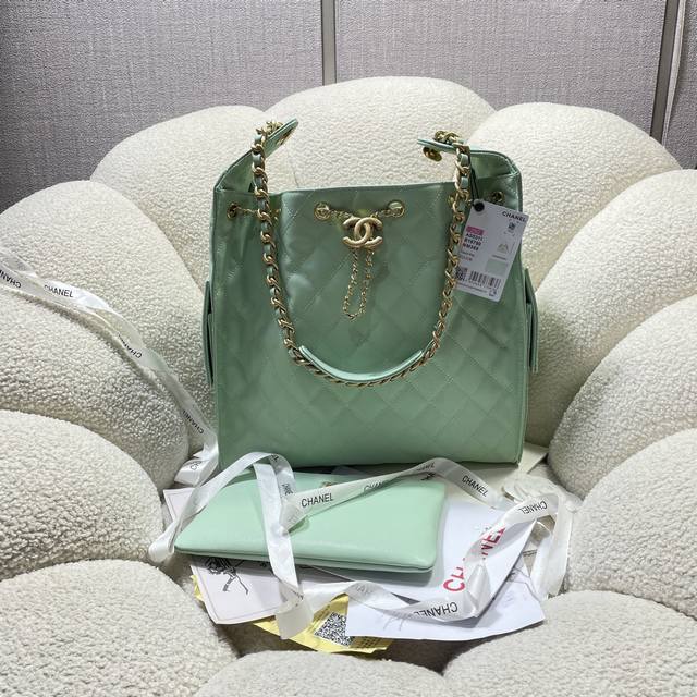 早春走秀系列 尺寸：40*30*15 大号 25C 早春秀款来了 想不到24年夏天才刚开始 25年的款就迫不及待要来了 这个购物袋别叫特别的是采用磨砂皮材质 单