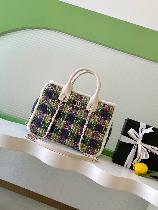 顶级原单 Chanel 25N花呢手提包 Vchanel 25N花呢手提包是Coco Neige滑雪系列秋冬限定，紫白绿格纹花呢材质，柔软又保暖，超有冬日氛围感