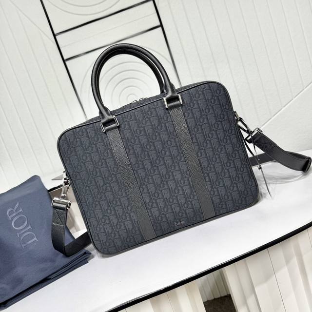 顶级原单 保证进口头层牛皮，拒绝二层皮，拒绝超纤皮 拉链公文包 黑色 Oblique 印花面料和黑色粒面牛皮革 编号: 1Esbr180Yky_H03E 这款公