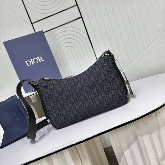 顶级原单正品打版 保证全头层进口牛皮,拒绝二层皮,拒绝超纤皮 配盒子 礼品袋 中号 Dior Slider 拉链水饺包 黑色 Oblique 印花面料 编号: 顶级原单正品打版 保证全头层进口牛皮,拒绝二层皮,拒绝超纤皮 配盒子 礼品袋 中号 Dior Slider 拉链水饺包 黑色 Oblique 印花面料 编号: