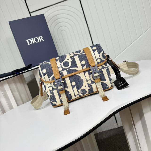 顶级原单正品打版 保证进口头层牛皮,拒绝二层皮,拒绝超纤皮 Dior Hit The Road 翻盖信使包 蓝色和米色酒椰草效果 Oblique 印花牛仔面料搭 顶级原单正品打版 保证进口头层牛皮,拒绝二层皮,拒绝超纤皮 Dior Hit The Road 翻盖信使包 蓝色和米色酒椰草效果 Oblique 印花牛仔面料搭