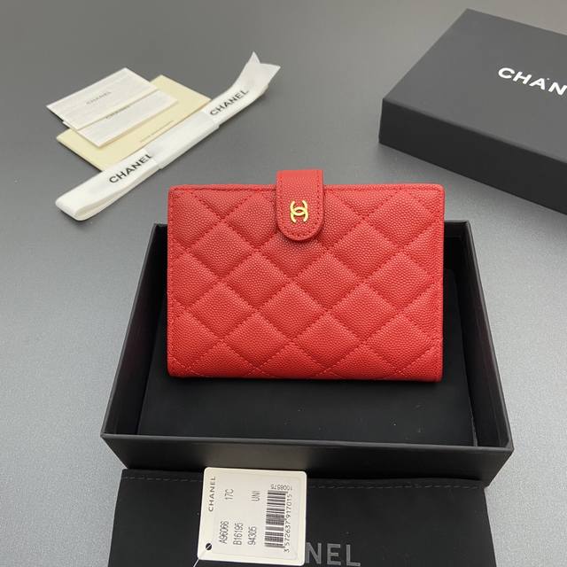 原厂皮 特级五金原厂皮 小香護照夾系列 絎縫配以標志性金屬標志 金色調金屬五金，专用意大利进口皮 4個卡糟，1个小拉链袋. 1個鈔票隔層，1個護照夾卡糟 编号: