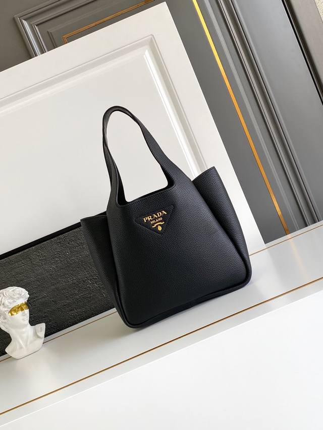 正品级 2025最新款菜篮子托特包大号 金色五金 这款皮革手袋采用解构廓形,以反向缝线诠释精美设计,打造柔和圆润的时尚造型。正面的金属字母徽标配饰尽显简约、更添 正品级 2025最新款菜篮子托特包大号 金色五金 这款皮革手袋采用解构廓形,以反向缝线诠释精美设计,打造柔和圆润的时尚造型。正面的金属字母徽标配饰尽显简约、更添