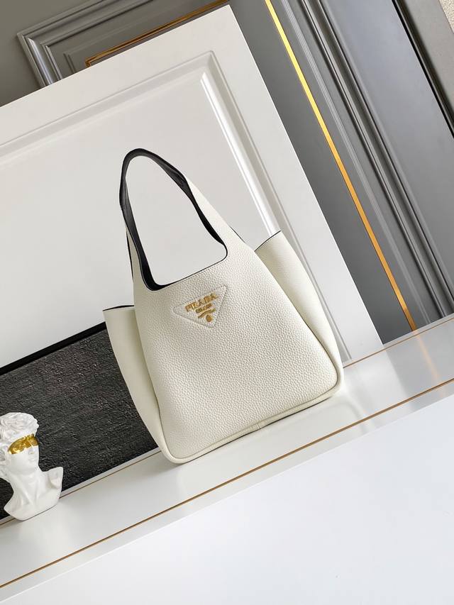 正品级 2025最新款菜篮子托特包大号 金色五金 这款皮革手袋采用解构廓形，以反向缝线诠释精美设计，打造柔和圆润的时尚造型。正面的金属字母徽标配饰尽显简约、更添