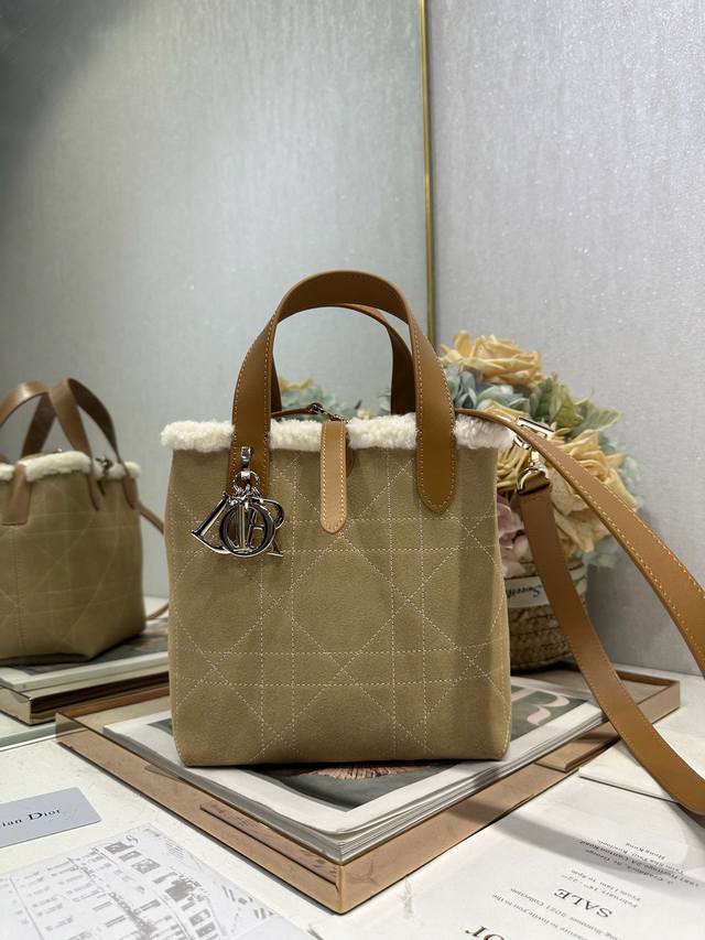 正品级 小号 Dioralps Dior Toujours 竖版手袋 杏绒拼皮 这款 Dior Toujours 竖版手袋来自 Dioralps 限定系列,时尚 正品级 小号 Dioralps Dior Toujours 竖版手袋 杏绒拼皮 这款 Dior Toujours 竖版手袋来自 Dioralps 限定系列,时尚