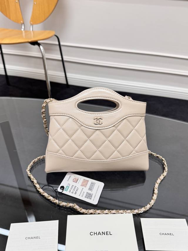 全新到货Zp开发 Chane124S手工坊迷你31Bag购物袋 包王”全新设计31Bag迷你Size时尚代表作31Bag经典再现了~满足了时髦精的在所期待啦.. 全新到货Zp开发 Chane124S手工坊迷你31Bag购物袋 包王”全新设计31Bag迷你Size时尚代表作31Bag经典再现了~满足了时髦精的在所期待啦..