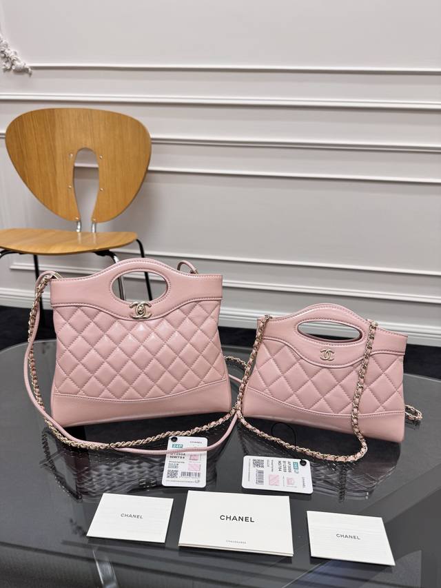 全新到货Zp开发 Chane124S手工坊迷你31Bag购物袋 包王”全新设计31Bag迷你Size时尚代表作31Bag经典再现了~满足了时髦精的在所期待啦.. 全新到货Zp开发 Chane124S手工坊迷你31Bag购物袋 包王”全新设计31Bag迷你Size时尚代表作31Bag经典再现了~满足了时髦精的在所期待啦..