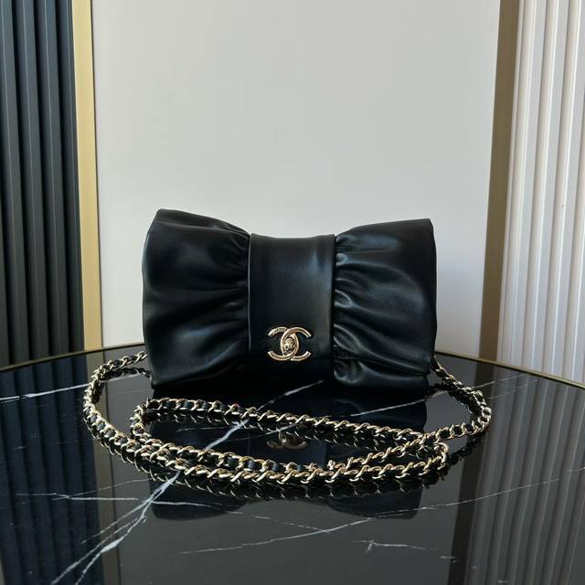 官网同步更新闪银色Ohanel 24B棉皮晚宴包、手工坊蝴蝶结包、作为蝴蝶结控对这只包实在难以抗拒粉色控难得收了，高级复古大气质感也超级棒搭配，少女心拉满是小公