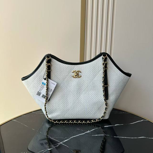 秀场爆款Chanel25S Maxi Hobo Bag权志龙同款Tote 购物袋 草编材料搭配牛皮 容量好能装 上身很有时髦范啊~搭配休闲撞妥妥的时髦精~包型慵