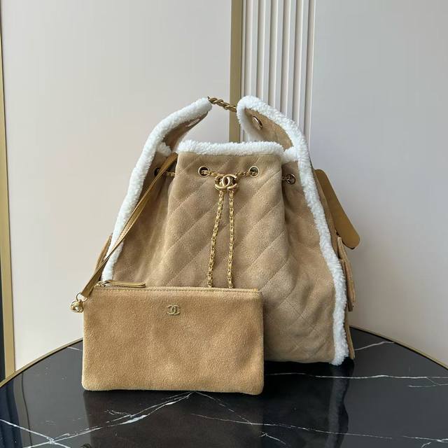 秋冬走秀系列 25C 秋冬走秀款来了 这个购物袋别叫特别的是采用意大利进口牛皮材质 包边围绕秋冬特制毛毛装饰 单肩背特别好看 可以收缩的五金 尽显别致 多口袋设