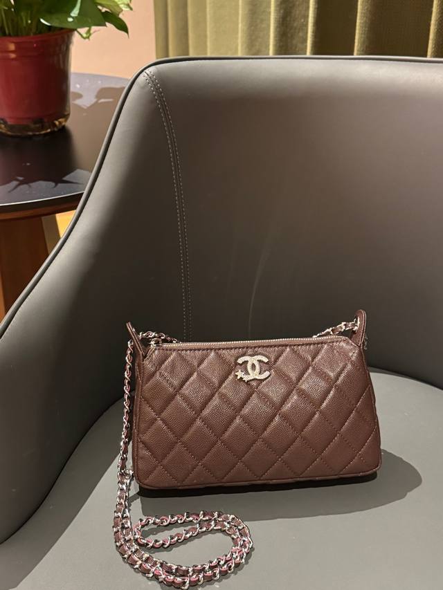 25B星星麻将包 爱啦 嘿嘿 麻将包真的是性价比最高的存在了！ 容量很大 而且可以单肩背可以斜挎 这一次出的星星Logo也很闪噢 上一季的经典款也很耐看！！ 款