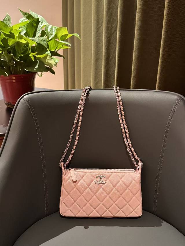 25B星星麻将包 爱啦 嘿嘿 麻将包真的是性价比最高的存在了！ 容量很大 而且可以单肩背可以斜挎 这一次出的星星Logo也很闪噢 上一季的经典款也很耐看！！ 款