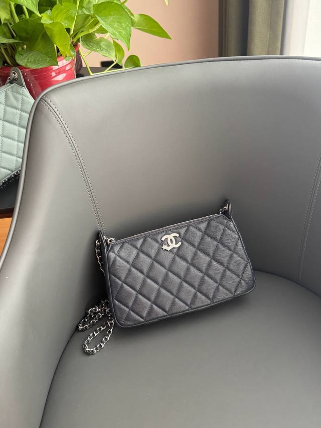 25B星星麻将包 爱啦 嘿嘿 麻将包真的是性价比最高的存在了！ 容量很大 而且可以单肩背可以斜挎 这一次出的星星Logo也很闪噢 上一季的经典款也很耐看！！ 款