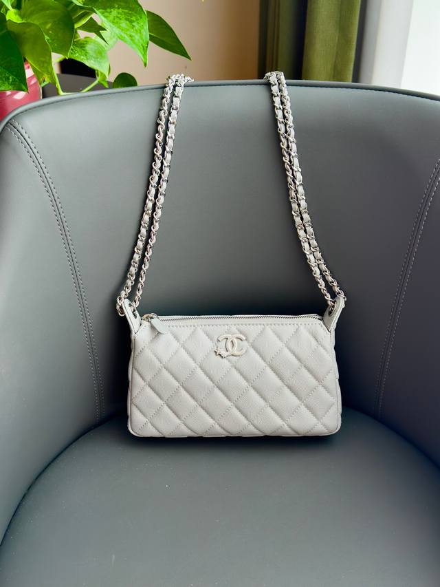 25B星星麻将包 爱啦 嘿嘿 麻将包真的是性价比最高的存在了！ 容量很大 而且可以单肩背可以斜挎 这一次出的星星Logo也很闪噢 上一季的经典款也很耐看！！ 款