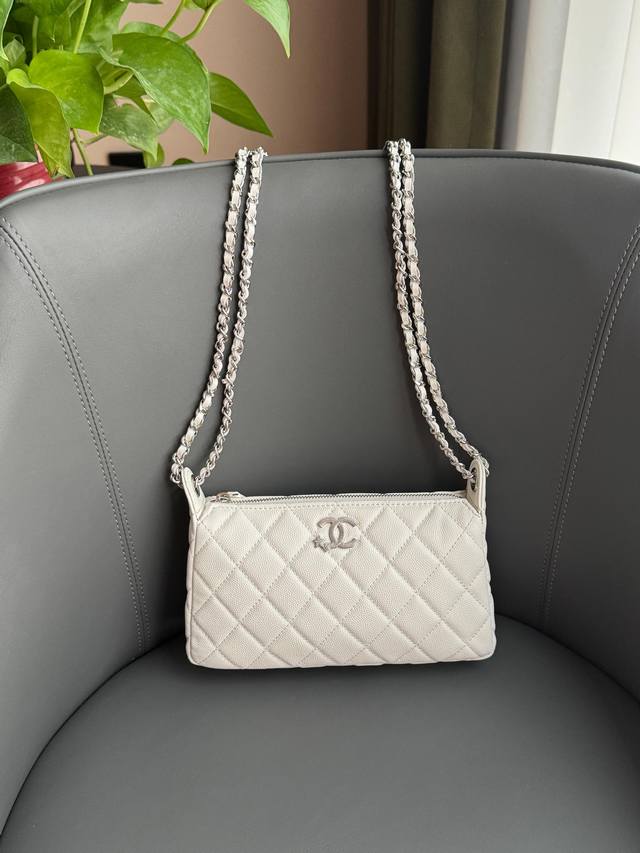 25B星星麻将包 爱啦 嘿嘿 麻将包真的是性价比最高的存在了！ 容量很大 而且可以单肩背可以斜挎 这一次出的星星Logo也很闪噢 上一季的经典款也很耐看！！ 款