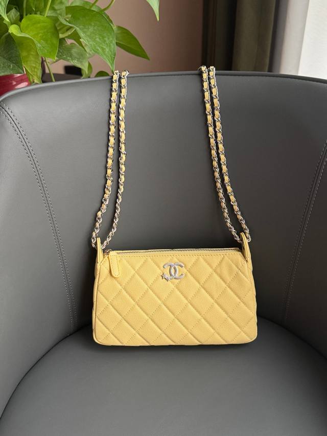 25B星星麻将包 爱啦 嘿嘿 麻将包真的是性价比最高的存在了！ 容量很大 而且可以单肩背可以斜挎 这一次出的星星Logo也很闪噢 上一季的经典款也很耐看！！ 款