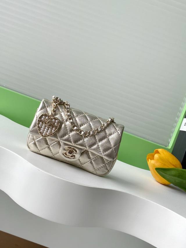 25Amini爱心珍珠Cf挂件小皮具爱心 Chanel高级手工坊的魅力 体现在包袋、配饰中，要仔细看才能发现。种种细节，无不体现着香奈儿高级手工坊的精工细作和挥