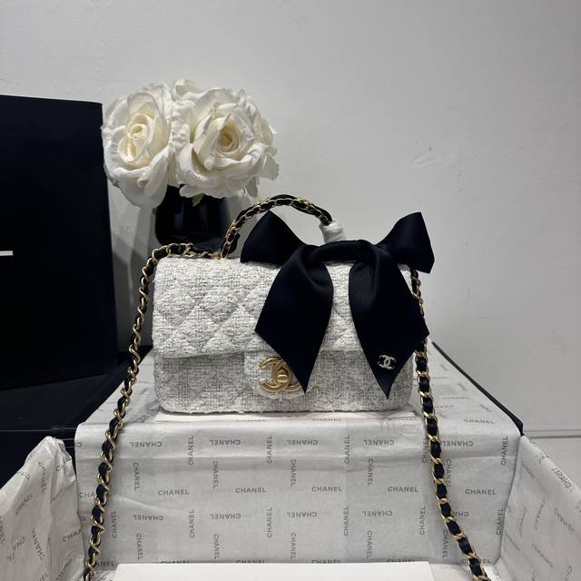 现货啦 香奈儿25K粗花呢Cf，美到失语！ 姐妹们，今年香奈儿早秋这款粗花呢配蝴蝶结的Cf，简直是来收割钱包的！ 手感绝了：用的是品牌经典粗花呢材质，触感扎实又