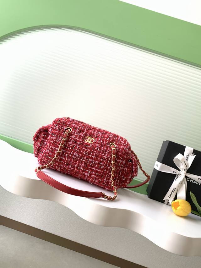 Chanel 25K红色布料保龄球包 荔枝皮保龄球搭配拉丝五金 复古感拉满 侧边两个小兜设计 设计感满满 内里超级能装 秋冬买它真的太实用了 款号As5792