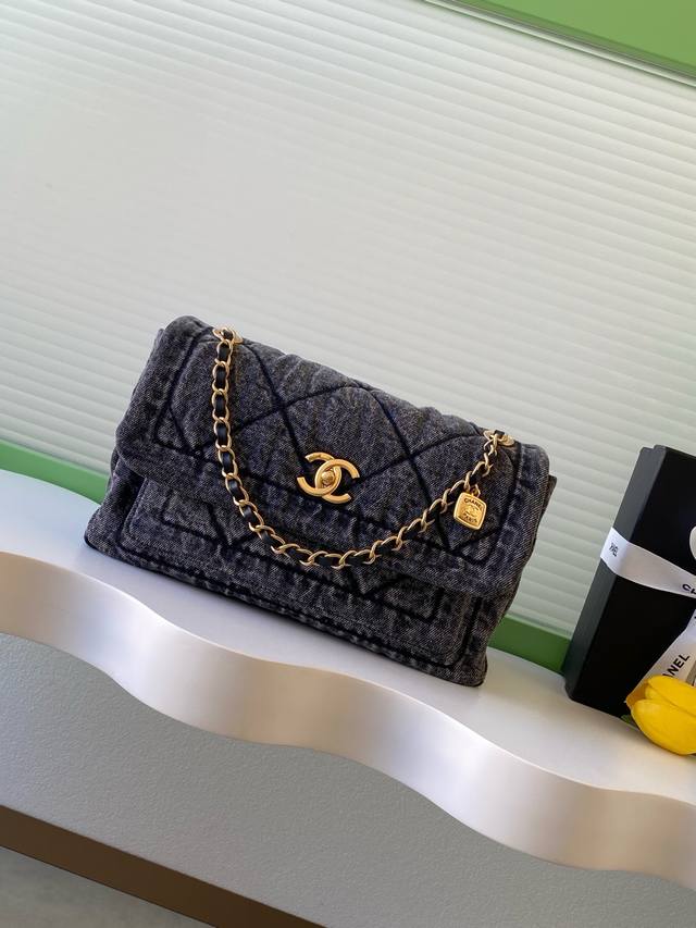 25K牛仔链条包,水洗牛仔布+经典菱格纹,复古又时髦金属链条肩带+双C标志,品牌感满满计。尺寸适中,通勤休闲都能背,单肩斜挎随心切换。牛仔布轻便耐磨,日常用超省 25K牛仔链条包,水洗牛仔布+经典菱格纹,复古又时髦金属链条肩带+双C标志,品牌感满满计。尺寸适中,通勤休闲都能背,单肩斜挎随心切换。牛仔布轻便耐磨,日常用超省