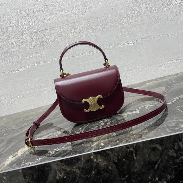 正品级 Besace Triomphe迷你亮泽牛皮革手袋 6 X 5 X 2英寸 15.5 X 11.5 X 5厘米 本款型无法装下plus等偏大的智能手机机型