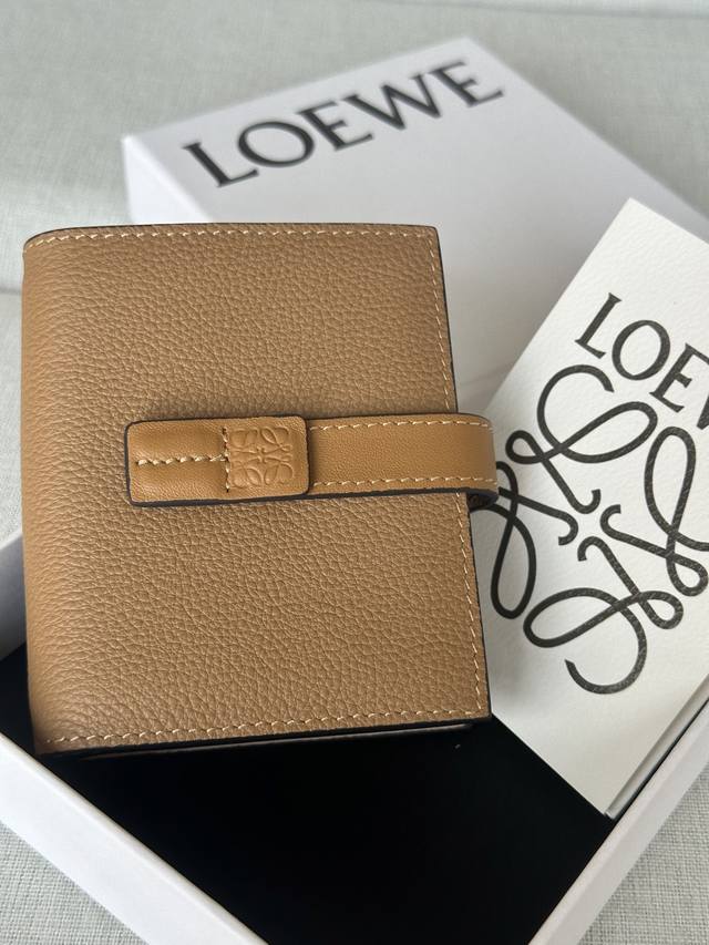 原厂皮 X 2 +包装 一个拉链硬币隔层，牛皮革拉链头 按扣开合 牛皮革衬里 Anagram 压纹 公分 In Colour太妃糖 Metallic Colou