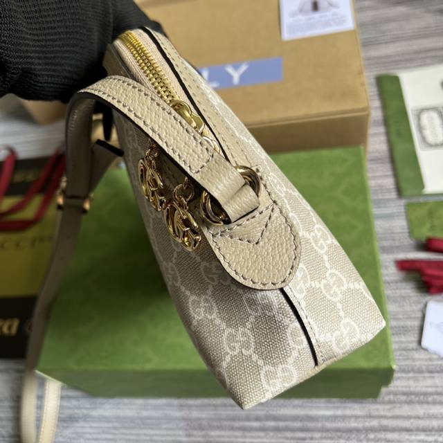 厂价 。 最高版本原厂皮顶级原单配专柜全套包装 Gucci新款，专柜品质，顶级原单货，实物实拍，款号：499621米胶。尺寸：宽23.5×高19×侧宽8Cm现货