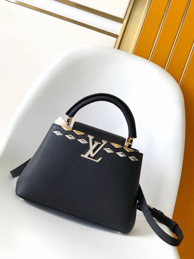 M11964米白 M12135黑色 M12571宝蓝 特级原厂 动态163 本款 Capucines Bb 手袋取材 Taurillon 牛皮革，以混合金属菱形