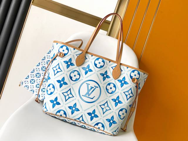 动态芯片 M11263蓝色 M25317红色 Neverfull 中号手袋选用 Monogram Tiles 帆布塑造托特包构型,再以皮革饰边勾勒顶部与手柄轮廓 动态芯片 M11263蓝色 M25317红色 Neverfull 中号手袋选用 Monogram Tiles 帆布塑造托特包构型,再以皮革饰边勾勒顶部与手柄轮廓