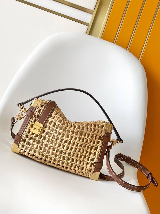 M14405 顶级原单 动态163 本款 Side Trunk 中号手袋以拉菲草传递南法闲适风情，再借牛皮革饰边和 S-Lock 锁扣讲述品牌复古硬箱的灵感启发