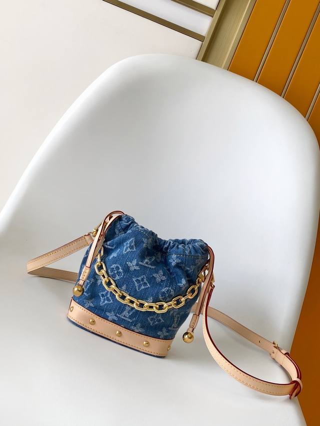 M83043 顶级原单 动态163 本款 Nano Noé 双肩包为棉布渲染潮流丹宁色调，再令经典 Monogram 图案铺陈其上，与皮革饰边和耀目链条互为映衬