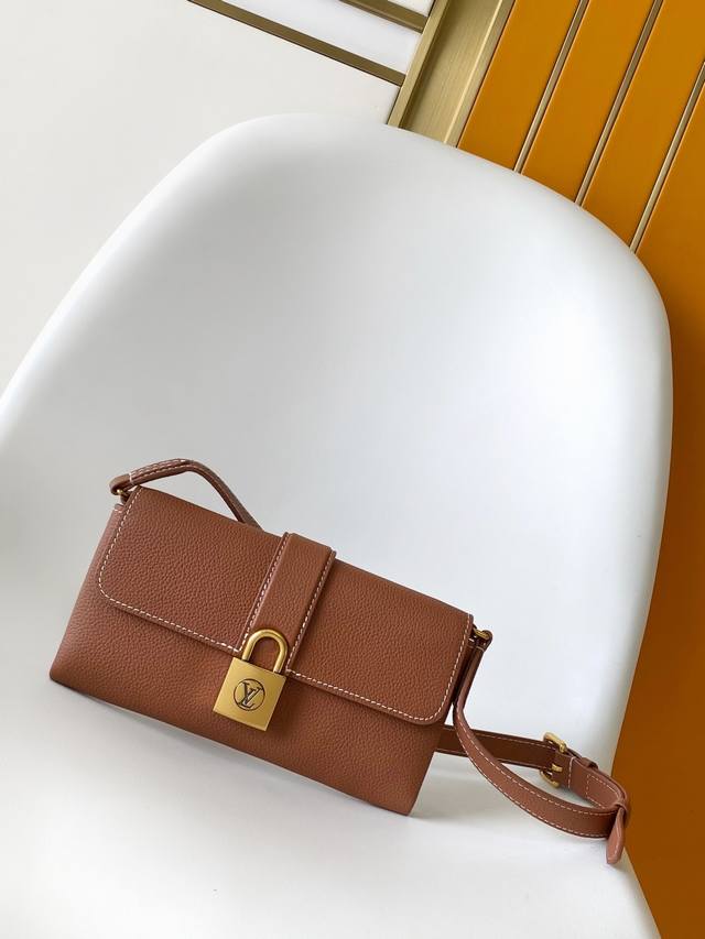 M12147 顶级原单 动态163 本款 Wallet On Chain 手袋取材柔软牛皮革，为 Low Key 系列增添功能之选。可拆卸拉链袋由 Monogr