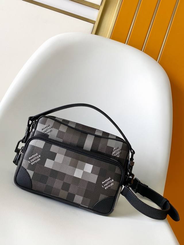 M14988 顶级原单 动态163 本款 Nil 邮差包取材 pharrell Williams 焕新演绎的 Damoflage Black 涂层帆布，将设计师