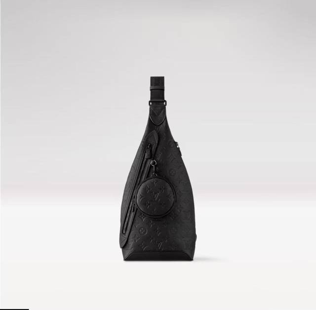 M21890 M26730本款 Duo 单肩包以柔软牛皮革塑造贴身构型，成就传统双肩包之外的实用之选。拉链侧袋可收纳智能手机，可拆卸收纳包方便取放物品，可调节提