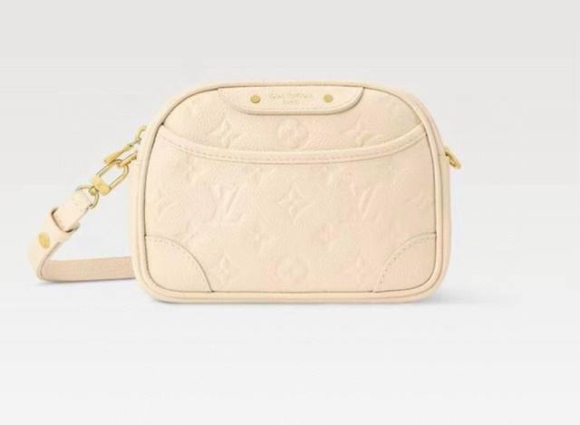 M25518黑色 M26509奶白 顶级原单 动态163 本款 Tiny Camera Bag 手袋出自 Monogram Empreinte 系列，为典雅牛皮