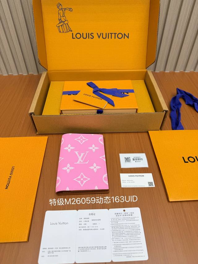 p重磅大福利最新推出全钢p10钱夹系列 特级M 59深粉 回馈新老客户163动态Uid 变码芯片. 尺寸：10X2.5X14厘米 长X宽X高 最新全套隔空包装礼