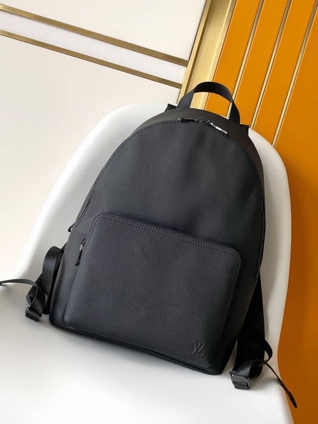 顶级原单 163芯片 M15259黑 M26022蓝色色双肩包 带163芯片 这款轻盈的Discovery工作双肩背包采用蜡质小牛皮材质，设计宽敞，能够舒适地容