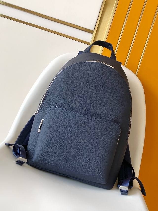 顶级原单 163芯片 M15259黑 M26022蓝色色双肩包 带163芯片 这款轻盈的Discovery工作双肩背包采用蜡质小牛皮材质,设计宽敞,能够舒适地容 顶级原单 163芯片 M15259黑 M26022蓝色色双肩包 带163芯片 这款轻盈的Discovery工作双肩背包采用蜡质小牛皮材质,设计宽敞,能够舒适地容