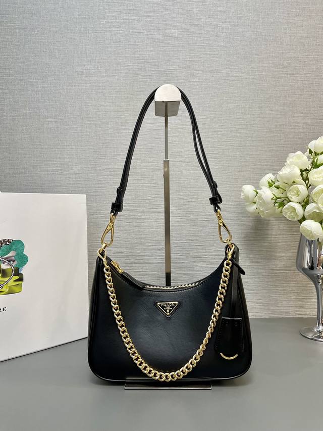 顶级原单 新款 1Bc204平纹皮 Hoho手拎 腋下包 斜挎包,这款Hobo手拎 腋下包 斜挎包,功能非常强,一包三用,太完美采用进口纳帕牛皮,更加柔软,肩带 顶级原单 新款 1Bc204平纹皮 Hoho手拎 腋下包 斜挎包,这款Hobo手拎 腋下包 斜挎包,功能非常强,一包三用,太完美采用进口纳帕牛皮,更加柔软,肩带