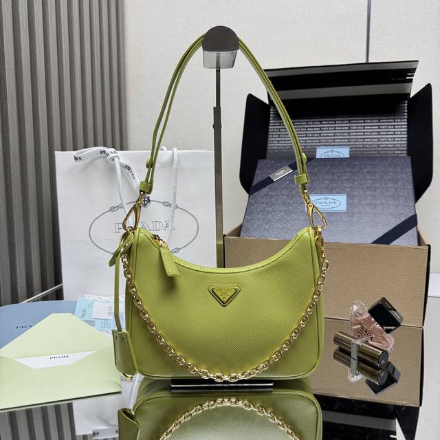 顶级原单 新升级版Hobo1Bc204十字纹 肩带可拆卸这款百搭手袋采用简洁线条和经典细节设计，搭配可拆卸链条和调节长肩带，又可肩带 手提 斜挎，采用Saffi