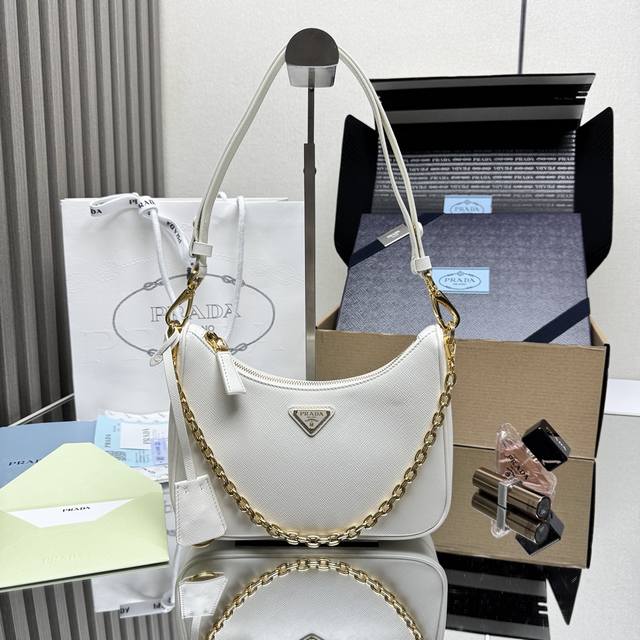 顶级原单 新升级版Hobo1Bc204十字纹 肩带可拆卸这款百搭手袋采用简洁线条和经典细节设计，搭配可拆卸链条和调节长肩带，又可肩带 手提 斜挎，采用Saffi