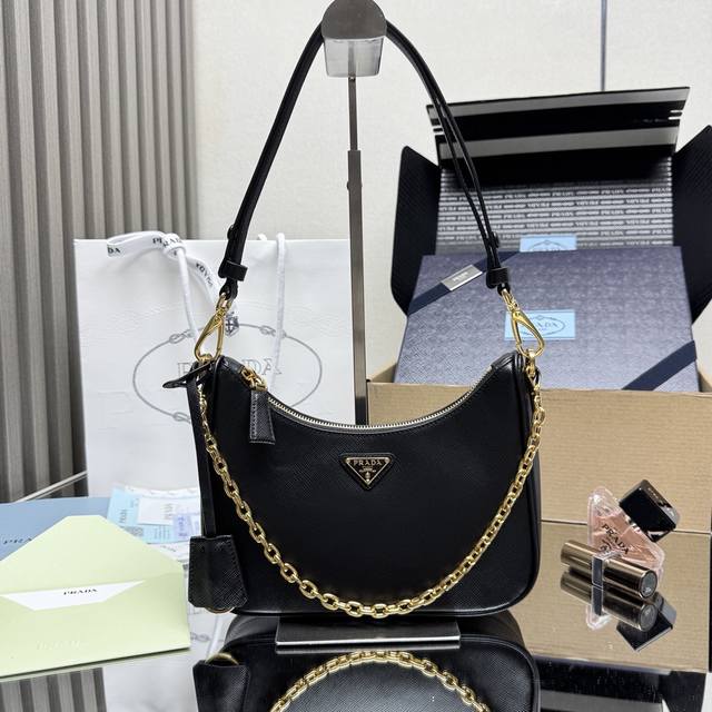 顶级原单 新升级版Hobo1Bc204十字纹 肩带可拆卸这款百搭手袋采用简洁线条和经典细节设计，搭配可拆卸链条和调节长肩带，又可肩带 手提 斜挎，采用Saffi