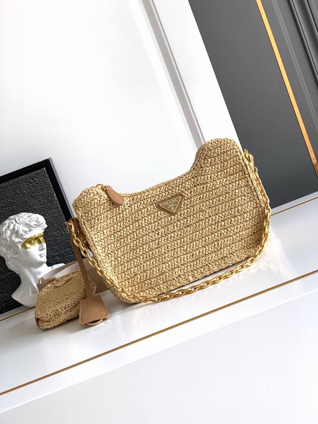 草编三合一 这款纯手工编织三合一设计太棒一包三用这款复杂工手显得格外大气 时尚，最爱的是肩带还挂着个小挂饰 小包 ，上身效果非常棒，回头率百分之百夏天必备赶紧入