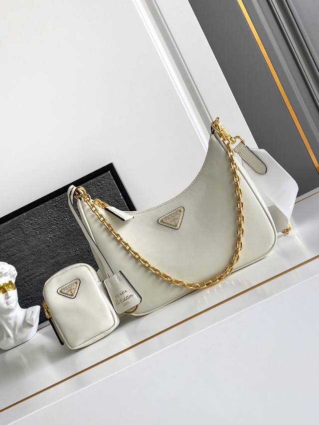 新款 平纹 Hoho手拎 腋下包 斜挎包，这款Hobo手拎 腋下包 斜挎包，配零钱小包，功能非常强，一包三用，太完美采用进口纳帕牛皮，更加柔软，肩带可调节随时切