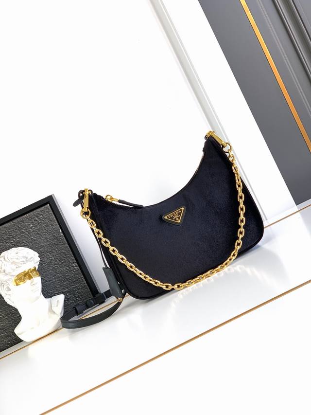 Hobo三合一已成为主流时尚趋势啦！天鹅绒超级百搭好看时髦潮人一定要买它！全新丝绒材质精心打造巧心匠工独特可调节肩带设计别样风情全皮穿链式提手正面三角徽标不仅实