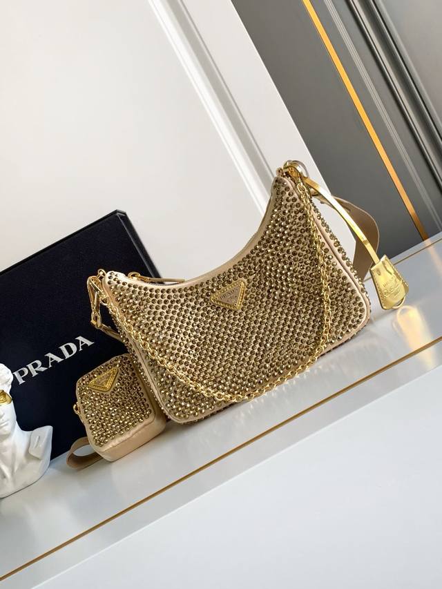 闪钻三合一 最美最闪的水钻进口钻网 亮闪闪的外表 夜灯下Blingbling的效果非常吸睛 回头率特高一包三用最爱的是肩带还挂着个小挂饰 小包 ，拿到哪里都会被