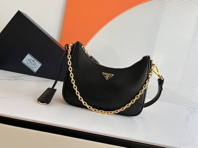 新款平纹Hoho手拎 腋下包 斜挎包 这款Hobo手拎 腋下包 斜挎包，功能非常强，一包三用，太完美采用进口纳帕牛皮，更加柔软，肩带可调节随时切换上身效果美美的