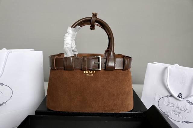 跑量价 简介: Moon手袋为磨砂牛皮绽现摩登百搭的魅力,采用进口磨砂牛皮,正面金属三角形珐琅徽标,配有可拆卸皮革肩带,皮质细腻柔软,实用轻便容量空间大,巧妙融 跑量价 简介: Moon手袋为磨砂牛皮绽现摩登百搭的魅力,采用进口磨砂牛皮,正面金属三角形珐琅徽标,配有可拆卸皮革肩带,皮质细腻柔软,实用轻便容量空间大,巧妙融